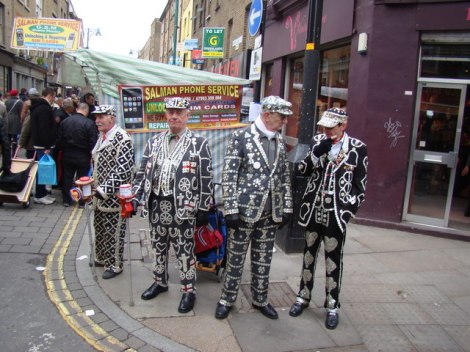 Pearly Kings in der Londoner Brick Lane.    © Copyright Robert Lamb and   licensed for reuse under this Creative Commons Licence.
