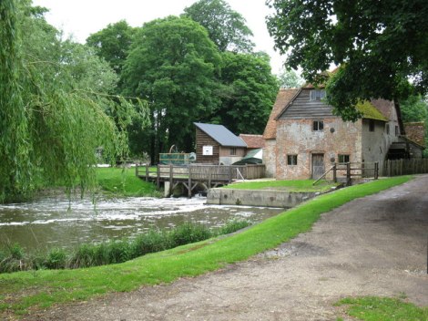 Mapledurham Water Mill.    © Copyright don cload and   licensed for reuse under this Creative Commons Licence.