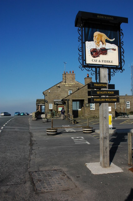 Einer der höchstgelegenen Pubs in England: The Cat and Fiddle in Cheshire.    © Copyright Philip Halling and   licensed for reuse under this Creative Commons Licence.