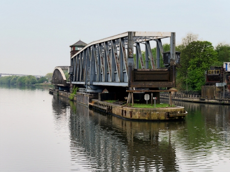 Beide Brücken im eingeklappten Zustand.   © Copyright David Dixon and licensed for reuse under this Creative Commons Licence.