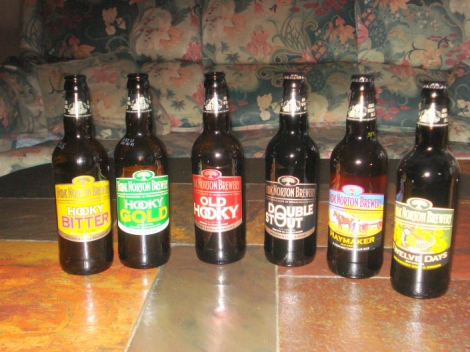 Eine Auswahl an Bieren der Hook Norton Brewery, die ich mir mitgebracht habe. Eigenes Foto.